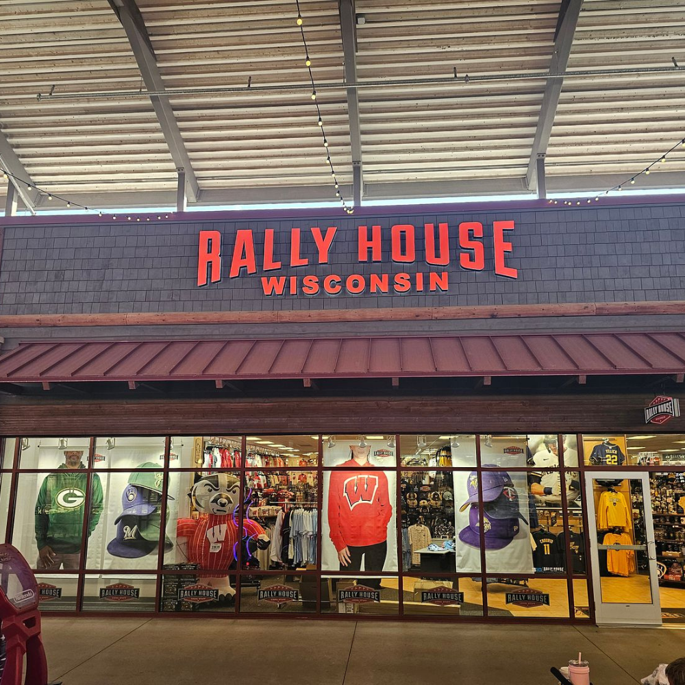 Rally House Outlets at the Dells EXTERIOR