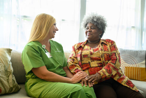 Medical social worker providing home health care