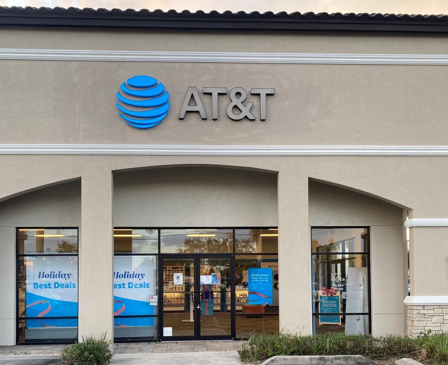 “Colitis isn’t ‘just IBS.’”, “La colitis no es ‘solo IBS’.”, 👨\u200d⚕️ Schedule  your digestive checkup today with Dr. Manuel Bustamante, MD –  Board-Certified Gastroenterologist, Naples, FL, 📞 Call: (239) ..., image size:1499x1221