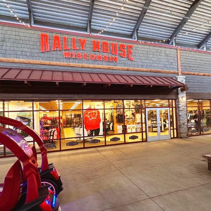 Rally House Outlets at the Dells EXTERIOR