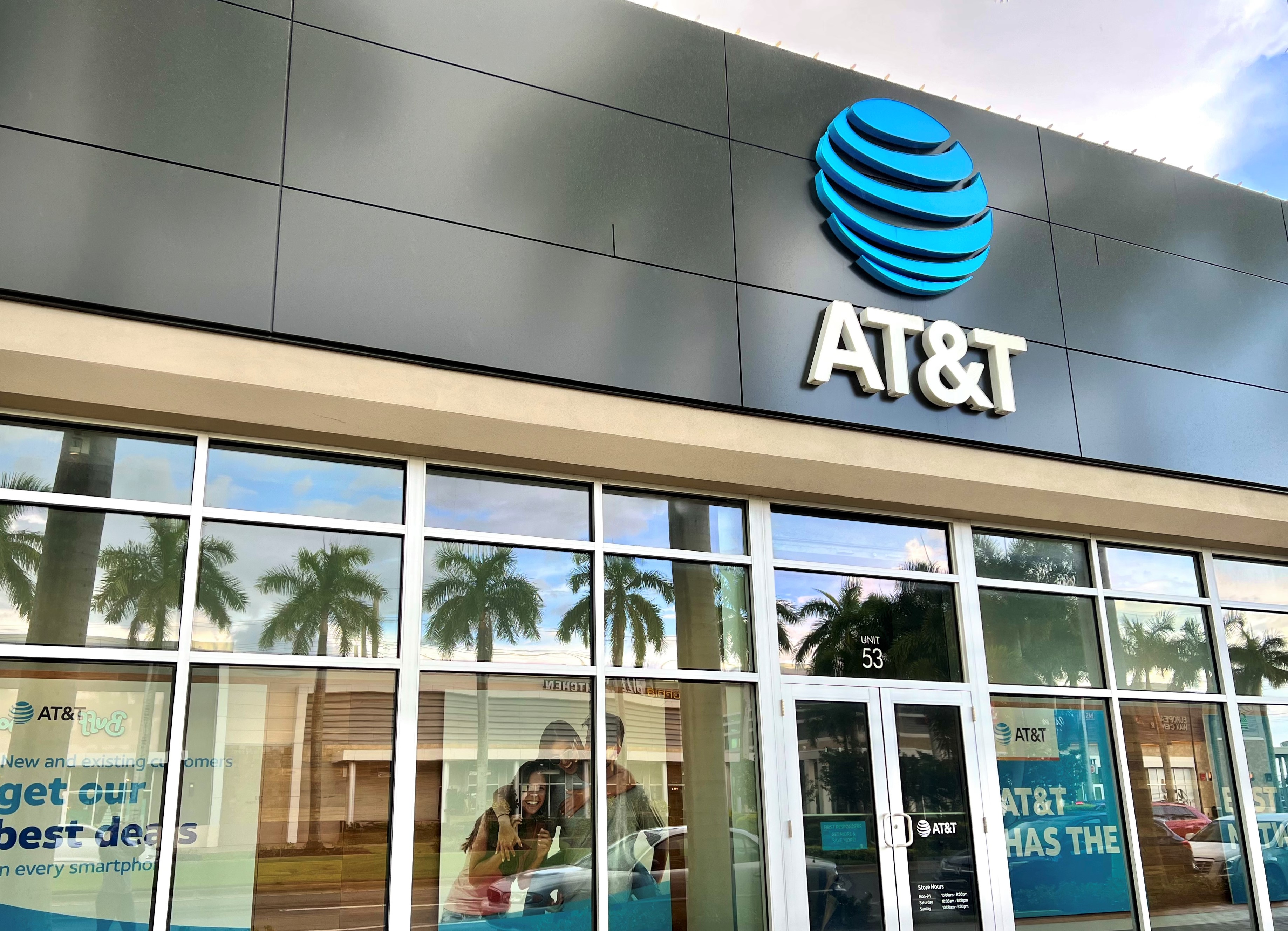 Teléfonos, internet y regalos tecnológicos festivos en AT\u0026T | AT\u0026T  Cattlemen Road - 215 N. Cattlemen Rd #53, Sarasota, 34243, image size:3675x2657